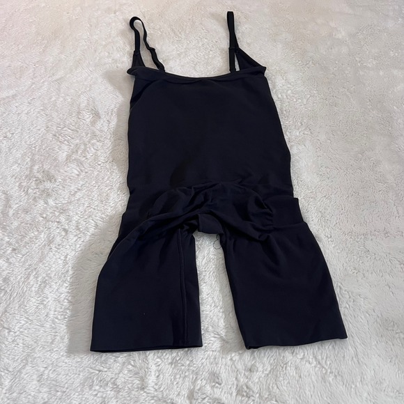 Skims Sculpting Mid Thigh Bodysuit Onyx Black Small Shapewear Adjustable Straps - Picture 5 of 10